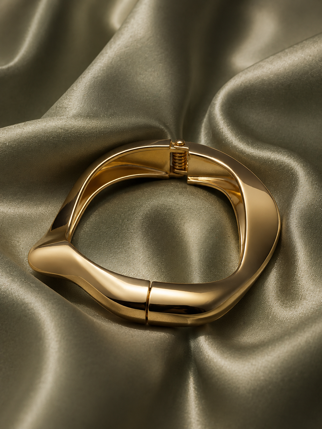 Aura Sculpted Wave Bracelet (Standard Size)